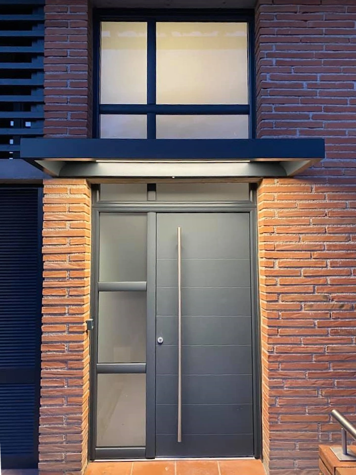 Pose d'une porte d'entrée en aluminium et vitrages par BMS Menuiseries secteur Nord Toulouse